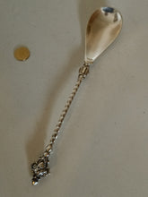Charger l'image dans la galerie, Cuillère à confiture en argent massif 0.800 décors mascaron. Allemagne fin  xix ème siècles début XXÈME . Orfèvre Koch &amp; Bergfeld , 37g et 20 cm
