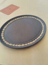 Charger l&#39;image dans la galerie, Wedgwood petit plateau en porcelaine biscuit bleu , décors fin .
