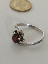 Charger l'image dans la galerie, Bague en argent massif et cristal taillé.
