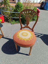 Charger l&#39;image dans la galerie, Chaise mongolfière style Louis XVI en noyer finement sculptée, tissus broderie. Parfait état
