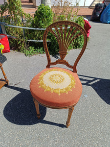 Chaise mongolfière style Louis XVI en noyer finement sculptée, tissus broderie. Parfait état