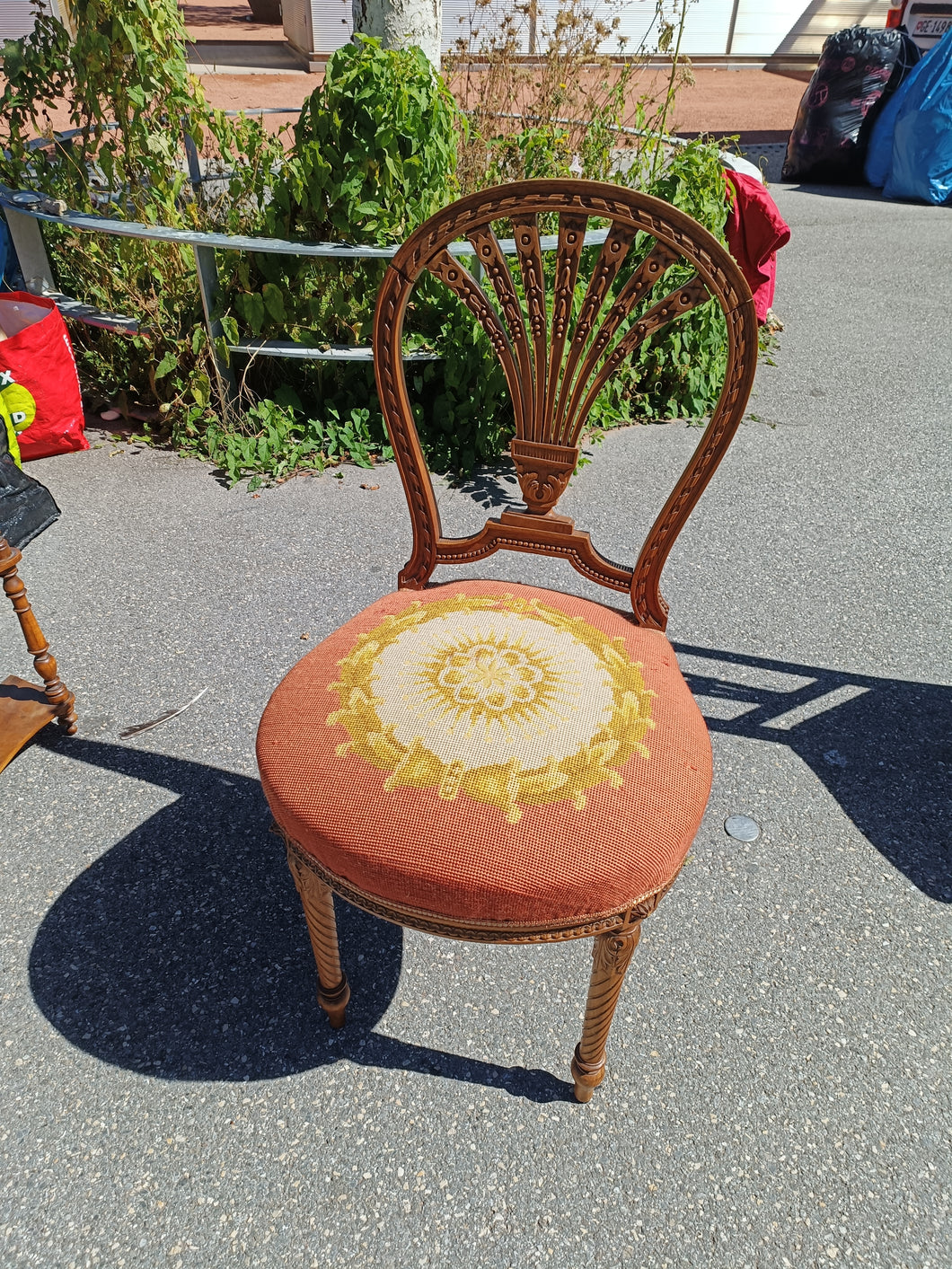 Chaise mongolfière style Louis XVI en noyer finement sculptée, tissus broderie. Parfait état