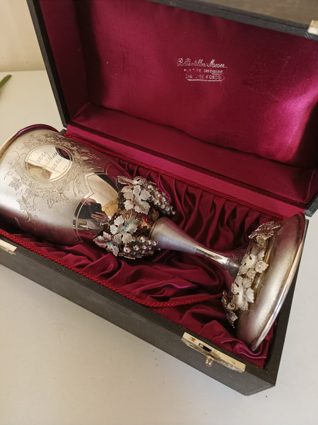Grande coupe en argent massif XIX ème, offerte pour des noces d'or . Avec inscription famille Nicolet Sandoze 1835-1885 , 50 ans de Mariage