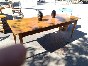 Grande table de ferme en noyer massif , d'époque Directoire. Avec deux tiroirs et en parfait état.