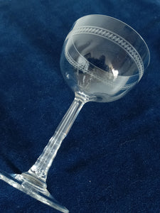 Ravissant verre à vin en cristal gravé , milieu XXÈME,