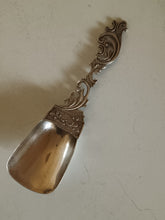 Charger l'image dans la galerie, Petite cuillère à sucre style Louis XV rocaille en argent massif 0.800 XXÈME
