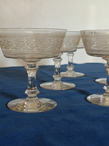 Série de 5 coupes à Champagne ancienne en cristal gravé à l'acide.