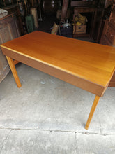 Charger l'image dans la galerie, Bureau design vers 1960, en noyer massif . Origine probablement Allemand ou Suisse .
