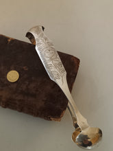 Charger l'image dans la galerie, T.J. Megear orfèvre USA 1833-1850 Philadelphie, rare pince à sucre décors florale. Argent massif Sterling dit "coin silver
