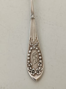 Cuillère à café solitaire en argent massif Allemand, début Xxème dans le style Louis XVI