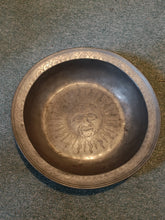 Charger l'image dans la galerie, Exceptionnelle et rare grand plat creux fin XVIIE début XVIIIE en étain . Poinçon probablement Bâle à identifier. Appartenu à de Riaz probablement un notable Fribourgeois ou ecclésiastique. Pourrai servir pour faire les baptêmes. Pièce de musée
