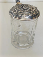 Charger l&#39;image dans la galerie, Chope à bière en cristal taillé et métal argenté . Félée
