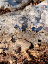 Charger l'image dans la galerie, Paire de clou d'oreilles en or blanc 0,750 , pierres taillées probablement des tourmaline. Belle manufacture. 1,4g
