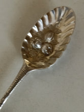 Charger l'image dans la galerie, Londres 1760 époque George III cuillère à baie en argent massif Sterling, dite "Berry Spoon " orfèvre RG à identifier
