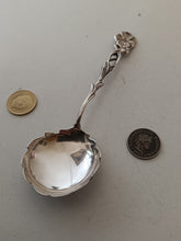 Charger l'image dans la galerie, Petite louche en argent massif , modèle rose . Probablement Allemand ou espagnol . Deuxième partie XXème 16g

