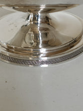 Charger l&#39;image dans la galerie, Jacques David Bessière, dit de Paris, cité à Lausanne comme orfèvre en 1791-1806 magnifique coupe en argent massif vieux Lausanne. Décors de grande finesse avec feuille de chêne
