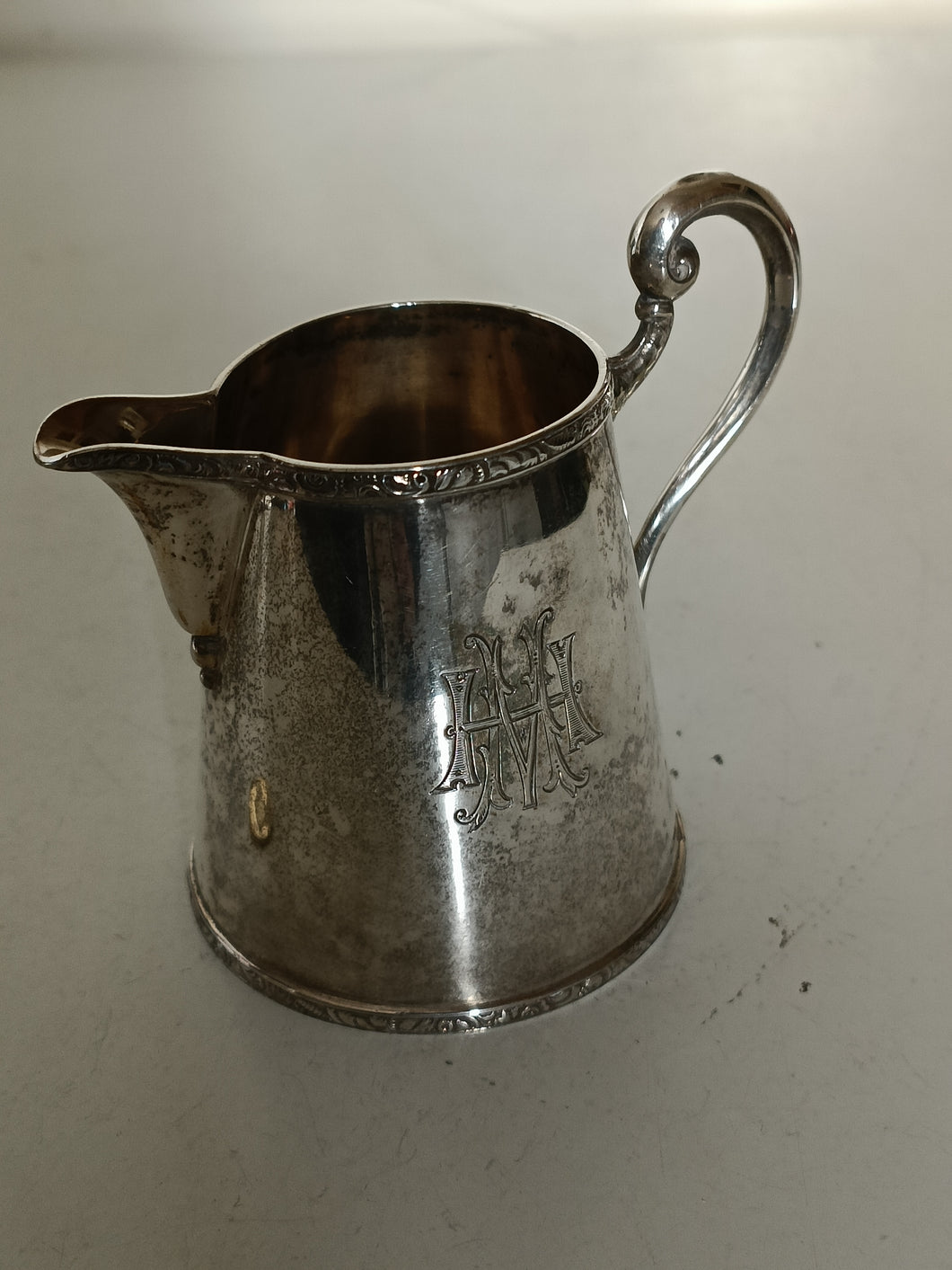 Jezler ancien , crémier en argent massif 0.800 fin XIXÈME début Xxème. 86g