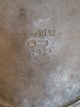 Charger l'image dans la galerie, Exceptionnelle et rare grand plat creux fin XVIIE début XVIIIE en étain . Poinçon probablement Bâle à identifier. Appartenu à de Riaz probablement un notable Fribourgeois ou ecclésiastique. Pourrai servir pour faire les baptêmes. Pièce de musée

