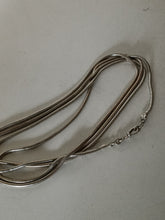 Charger l'image dans la galerie, Magnifique grande chaîne sautoir en argent massif , maille serpent avec fermoir tête de serpent. Travail début XXÈME, longueur 157cm , poids 78g

