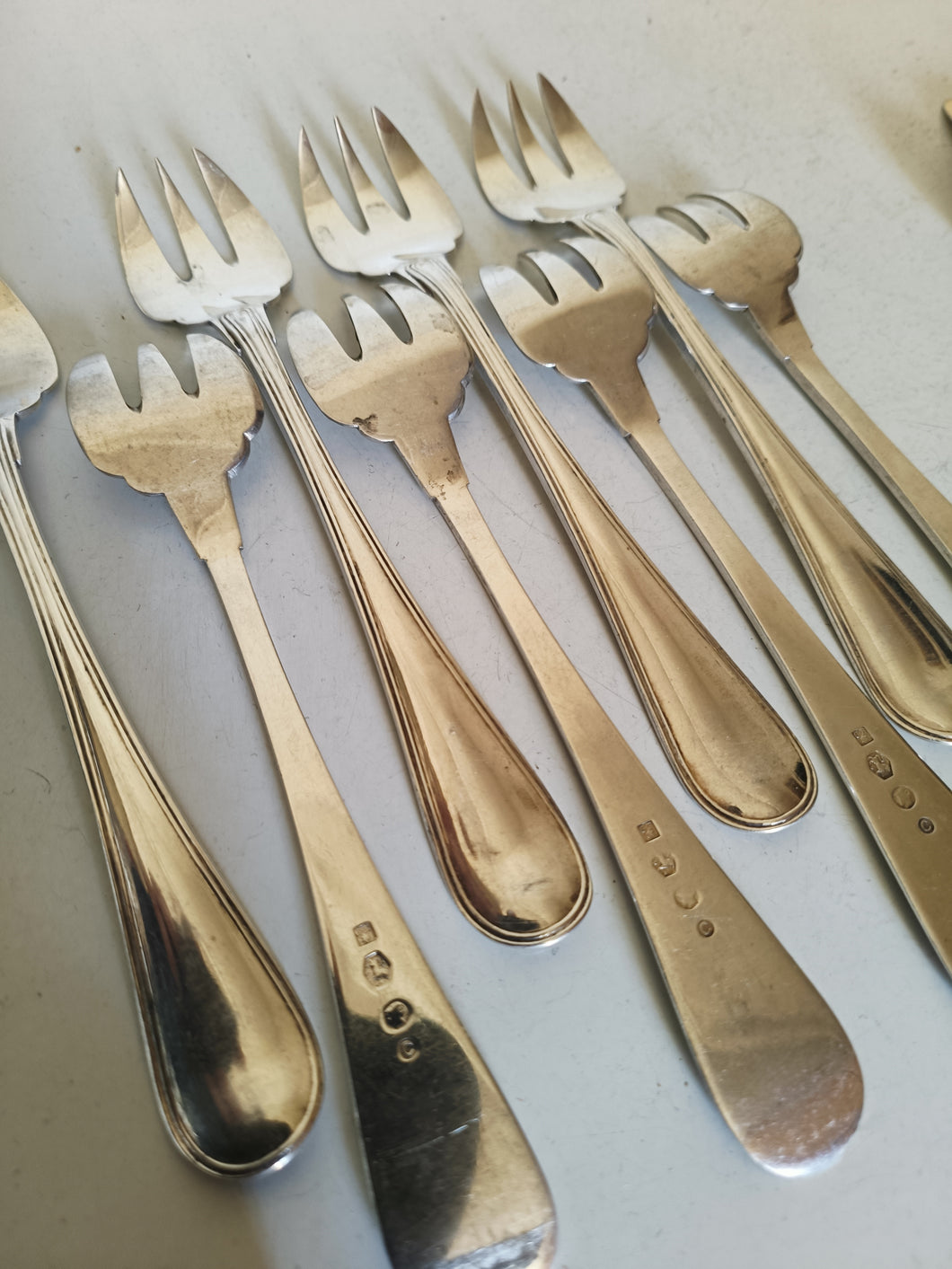 Pays Bas série de 8 Fourchette à huîtres en argent 0.835 . Poinçon de  fabrication 1912