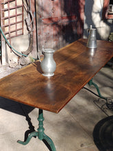 Charger l'image dans la galerie, Table de bistrot ancienne plateau en noyer massif 

Pieds en fonte Baumann Horgen
