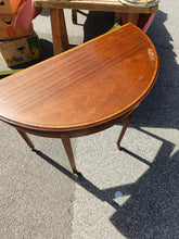 Charger l&#39;image dans la galerie, Petite console mi lune, table à jeux , début XXÈME Anglais , marqueterie acajou.
