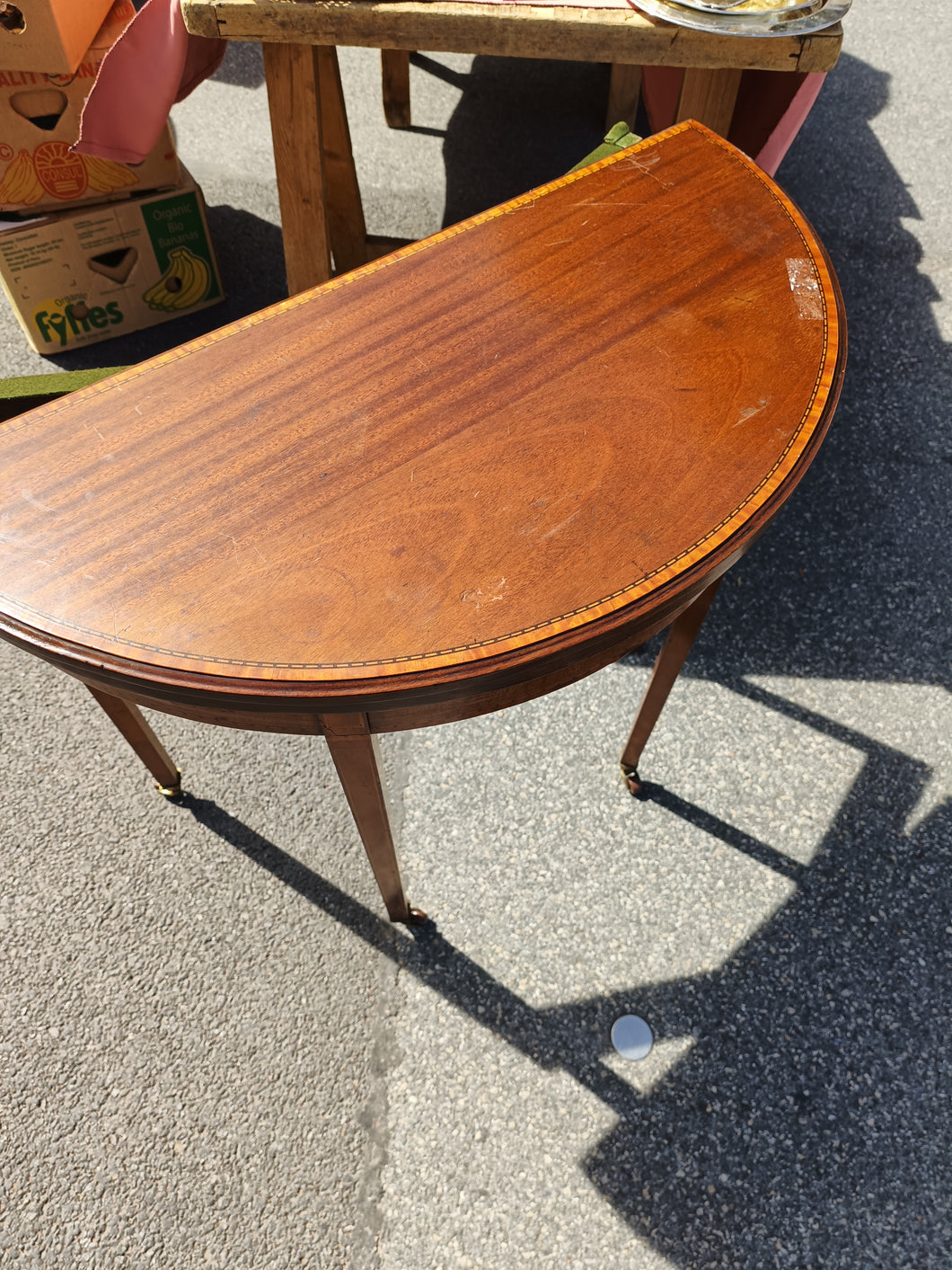 Petite console mi lune, table à jeux , début XXÈME Anglais , marqueterie acajou.