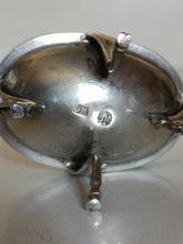 Charger l&#39;image dans la galerie, Élégant saleron en argent massif avec intérieur doré ,Autriche Hongrie début XIXE orfèvre GK à identifier.
