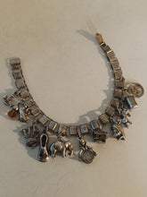 Charger l'image dans la galerie, Bracelet en argent Sterling 0,925 et ses portes bonheur en Sterling également. XXÈME 44g
