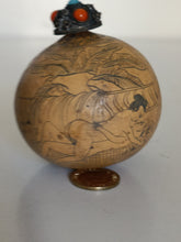 Charger l&#39;image dans la galerie, Boîte à tabac à priser, coloquinte gravée , décors érotique, vers 1900, région Chine

