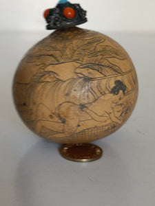 Boîte à tabac à priser, coloquinte gravée , décors érotique, vers 1900, région Chine