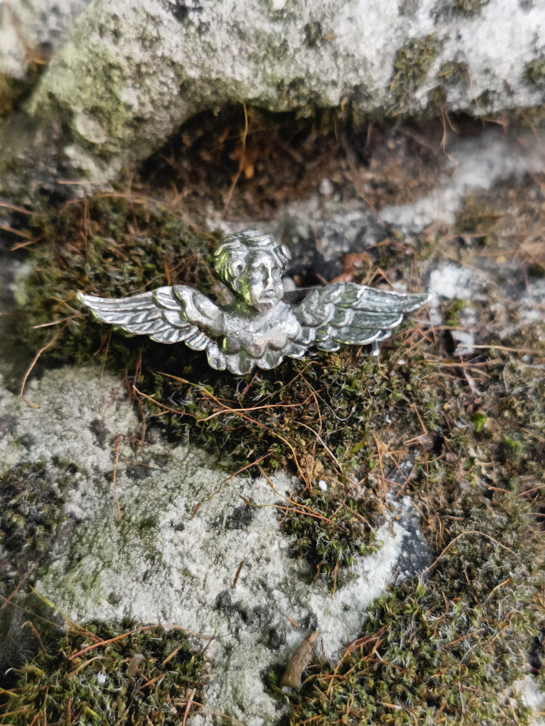 Petite broche angelot en argent massif.