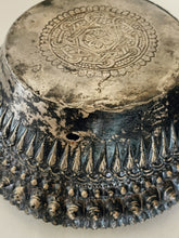 Charger l&#39;image dans la galerie, Pot en métal argenté repoussé, probablement Laos , Thaïlande. XIX ème avec trace d&#39;usure du temps ! Et sa patine.
