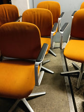 Charger l'image dans la galerie, Série de 6 chaises de bureau avec accoudoir Model 232 de  Wilhelm Ritz pour Wilkhahn,  Allemagne vers 1970
