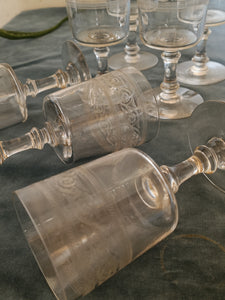 Série de 7 verres à vin ancien en cristal gravé à l'acide