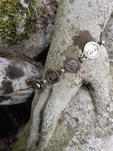 Charger l&#39;image dans la galerie, Bracelet bouton en argent massif , décors animaux de la savane .  Fait en Afrique du sud .
