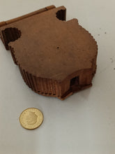 Charger l&#39;image dans la galerie, Boîte pour montre de poche à poser en bois sculpté de Brienz, début Xxème
