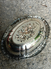 Charger l&#39;image dans la galerie, Petite corbeille vide poche en argent massif, décors repoussés. Allemagne début XXÈME
