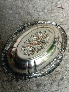 Petite corbeille vide poche en argent massif, décors repoussés. Allemagne début XXÈME