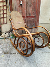 Charger l'image dans la galerie, Jacob Joseph Kuhn Rocking-Chair Viennois  fin XIXÈME, cannage à refaire mais utilisable.  Par Joseph Kuhn à Vienne
