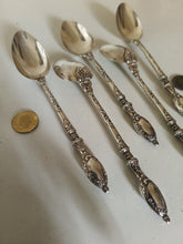 Charger l'image dans la galerie, Ravinet &amp; Cie à Paris orfèvre de 1912 à 1923Série de 6 cuillères à thé en argent 0.800 style Louis XV
