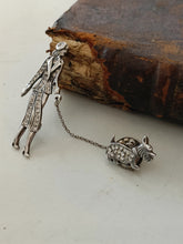Charger l'image dans la galerie, Broche et pins  , la dame élégante au petite chien, en argent massif et strass.  Travail seconde moitié XXÈME.
