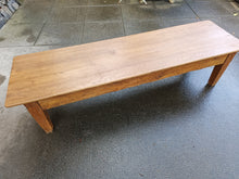 Charger l'image dans la galerie, Table basse ancienne en sapin et plateau en chêne massif .
