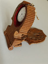 Charger l&#39;image dans la galerie, Boîte pour montre de poche à poser en bois sculpté de Brienz, début Xxème
