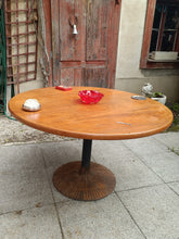 Charger l'image dans la galerie, Grande table ronde de bistrot , plateau en bois de teck nordique, piètement en fonte . Diamètre 120 cm
