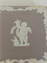 Charger l&#39;image dans la galerie, Wedgwood boîte en porcelaine biscuit mauve richement décorée. En parfait état. Début XXÈME
