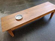 Charger l'image dans la galerie, Table basse ancienne en sapin et plateau en chêne massif .
