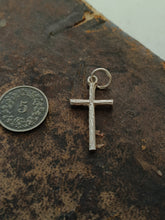 Charger l'image dans la galerie, Petite croix pendentif en argent, style végétale
