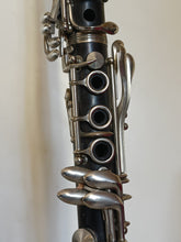 Charger l&#39;image dans la galerie, Couesnon Paris , clarinette en palissandre massif début Xxème en parfait état. Avec son coffret d&#39;origine
