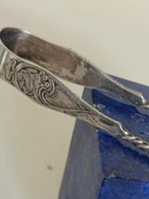 Charger l'image dans la galerie, Klamen Allemagne pince à sucre en métal argenté , motif art nouveau lière
